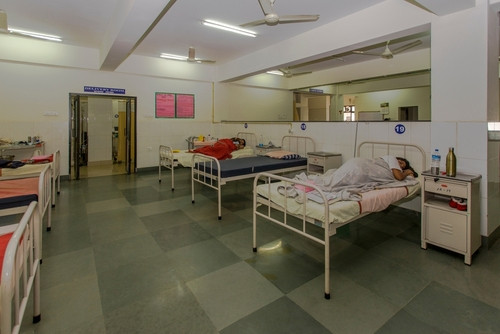 أفغانستان.. إيقاف مستشفى لمرضى  كوفيد-19  بسبب نقص الإمدادات