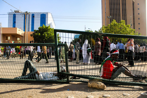 السودان.. آلاف المتظاهرين يطالبون بتسليم الحكم لسلطة مدنية