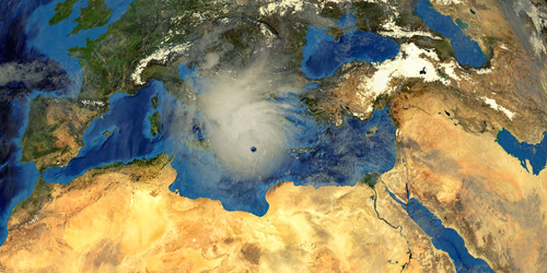 عاصفة شديدة تضرب اليونان وتتسبب في فيضانات وفوضى مرورية (صور)