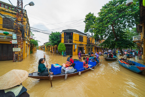 فيتنام.. مقتل 4 أشخاص وغرق 23 ألف منزل إثر فيضانات مفاجئة