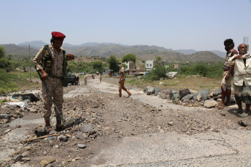 الجيش اليمني يفكك عشرات الألغام زرعتها ميليشيا الحوثي جنوب الحديدة