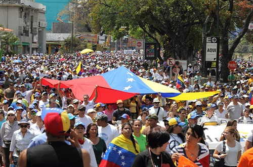 فنزويلا.. المعارضة تتظاهر في معقل  الرئيس 