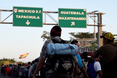 المكسيك تدعو الولايات المتحدة لتغيير سياساتها بعد مصرع 55 مهاجراً