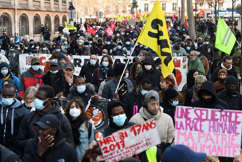 تظاهرات  مناهضة للعنصرية  في فرنسا للمطالبة بتسوية أوضاع المهاجرين (صور)