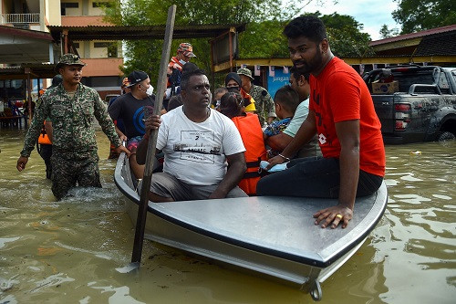 ماليزيا.. إجلاء مواطنين إلى ملاجئ الإغاثة تحسباً لحدوث فيضانات