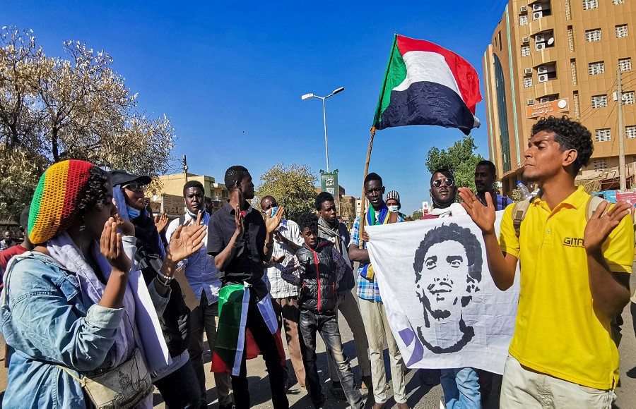 آلاف السودانيين يتظاهرون مجدداً في ظل انتشار أمني مكثف