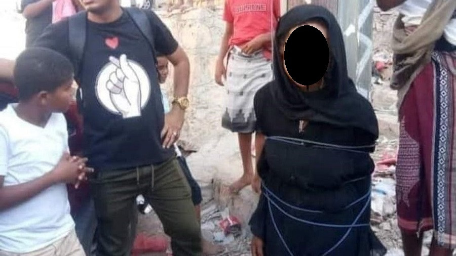 مشهد مؤلم.. عجوز يمنية سرقت لتأكل فقيّدها الأهالي في الشارع