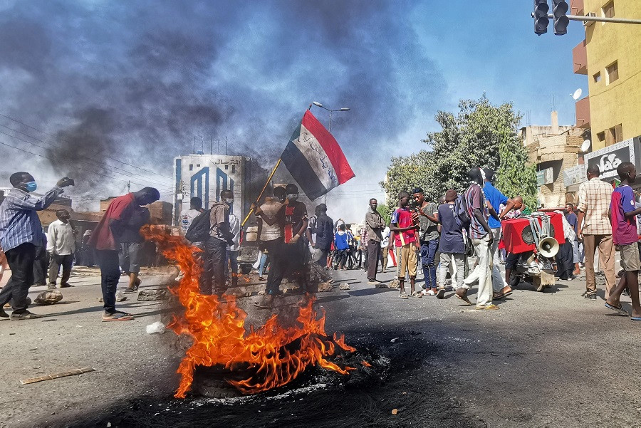 السودان.. الآلاف يتظاهرون أمام القصر الرئاسي والأمن يرد بقنابل الغاز