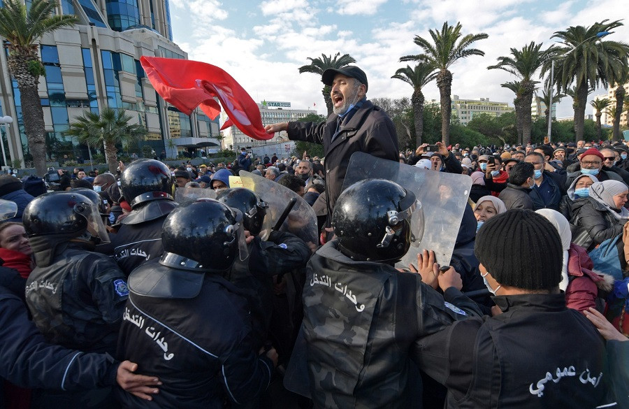 تونس.. إدانات حقوقية بـ "قمع" الأمن مظاهرة ضد الرئيس (صور)