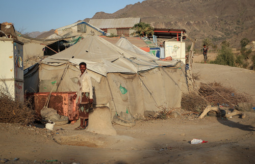 اليمن.. 10 آلاف أسرة "نازحة" بـ 130 موقعاً تعيش في خيام ممزقة