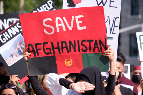 أفغانيات يتظاهرن أمام السفارة الأمريكية بكابول للمطالبة بالإفراج عن الأموال المجمدة