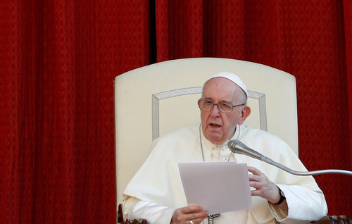 البابا فرنسيس: الأخبار غير الصحيحة والتضليل بشأن كورونا انتهاك لحقوق الإنسان
