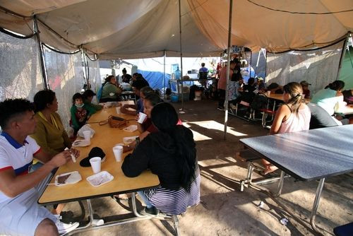 المكسيك تفكك مخيماً للاجئين بالقرب من الحدود الأمريكية