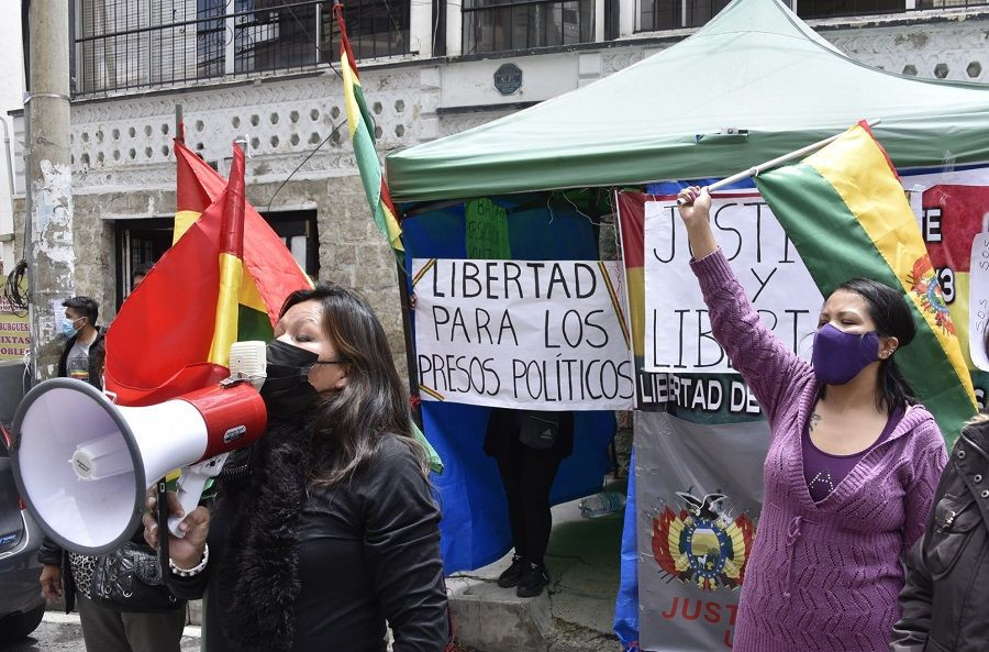 بوليفيا.. متظاهرون يمنعون نقل الرئيسة السابقة جانين آنييز إلى المستشفى