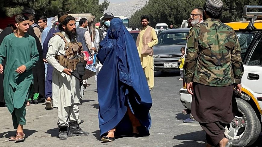 حركة طالبان تفرض على موظفات الحكومة ارتداء الحجاب