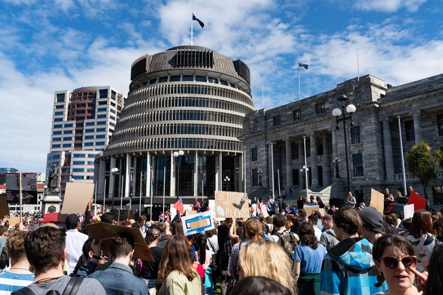 نيوزيلندا.. الشرطة تشتبك مع متظاهرين رافضين إلزامية التطعيم ضد كورونا