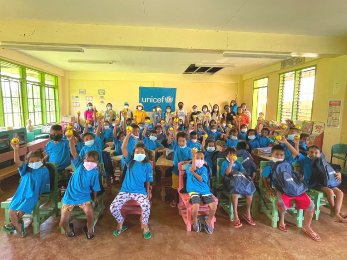 الفلبين: "اليونيسف" تشارك الأطفال سعادة العودة إلى المدرسة