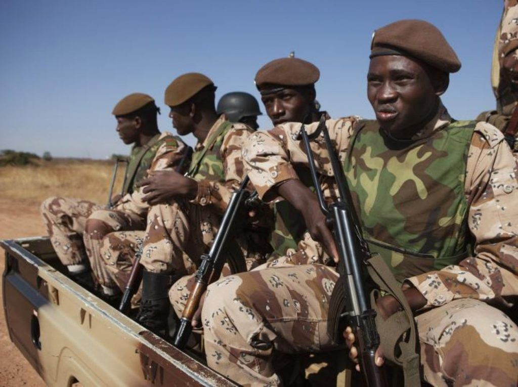 مقتل 13 عنصراً من قوات الدرك في كمين شمال بوركينا فاسو
