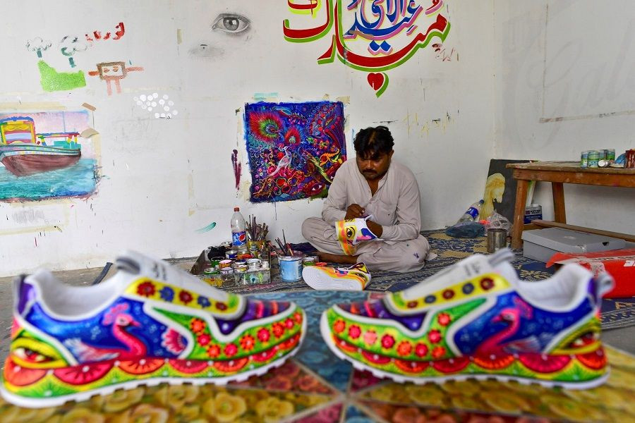 فن تلوين الشاحنات الباكستاني ينتقل إلى الأحذية الرياضية (صور)