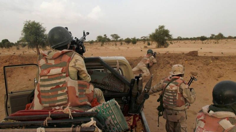 النيجر.. مقتل 21 شخصاً في هجوم على حافلة وشاحنة قرب بوركينا فاسو