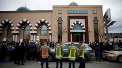 بفأس ورذاذ حارق.. مسلح يهاجم مصلين في مسجد بكندا ويصيب عدداً منهم