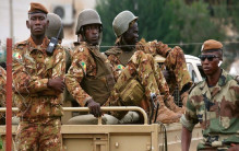 الجيش المالي يعلن مقتل 4 وإصابة 17 من قواته في هجومين وسط البلاد