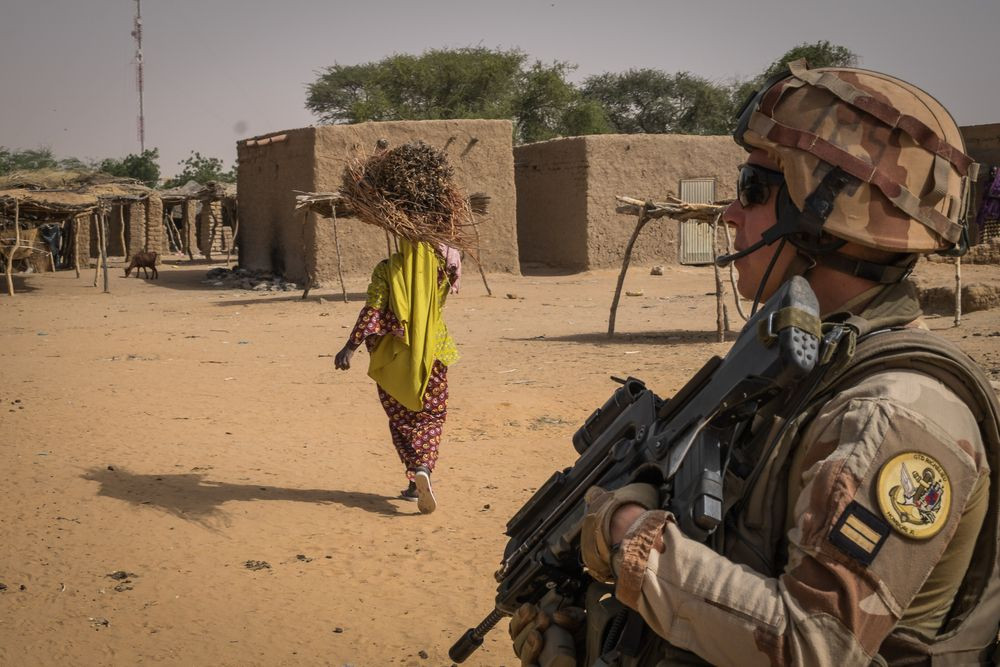 قوة برخان الفرنسية تعلن القضاء على 15 إرهابياً في مالي