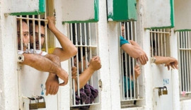 المعتقلون الفلسطينيون إدارياً يستمرون في مقاطعة محاكم إسرائيل لليوم الـ86