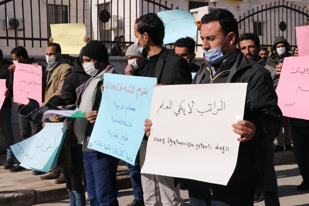 مدرسون سوريون بمناطق الحكم الذاتي يضربون عن العمل لرفع رواتبهم الشهرية
