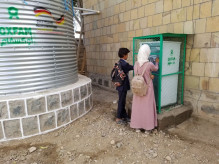 "أوكسفام": أقل من 10% من النازحين في اليمن لديهم "مراحيض آمنة"