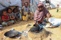 سنوات عجاف.. صناعة الملح التقليدية تنقذ نساء اليمن من ميليشيا الحوثي
