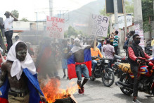 متظاهرون غاضبون يهاجمون مطاراً في هايتي ويحرقون طائرة (صور وفيديو)