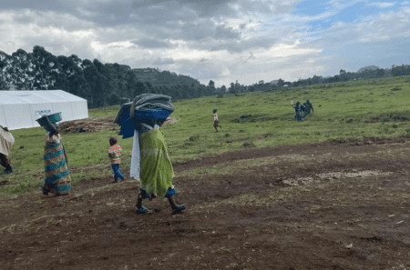 آلاف الأطفال والنساء يفرون إلى أوغندا بعد تجدد "النزاع" في الكونغو