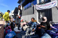 لاجئون أفارقة يعتصمون أمام مقر الأمم المتحدة بتونس للمطالبة بإجلائهم لبلدان أخرى