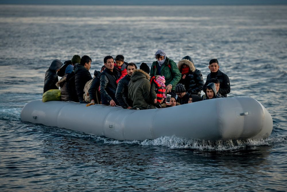 إنقاذ 13 مهاجراً وفقدان أثر 28 آخرين بعد غرق زورقهم قبالة جزر إسبانية