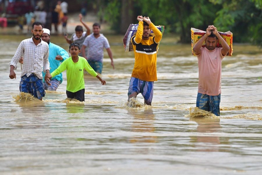 فيضانات عارمة تودي بحياة 10 أشخاص وتعزل مليونين في بنغلاديش (صور)