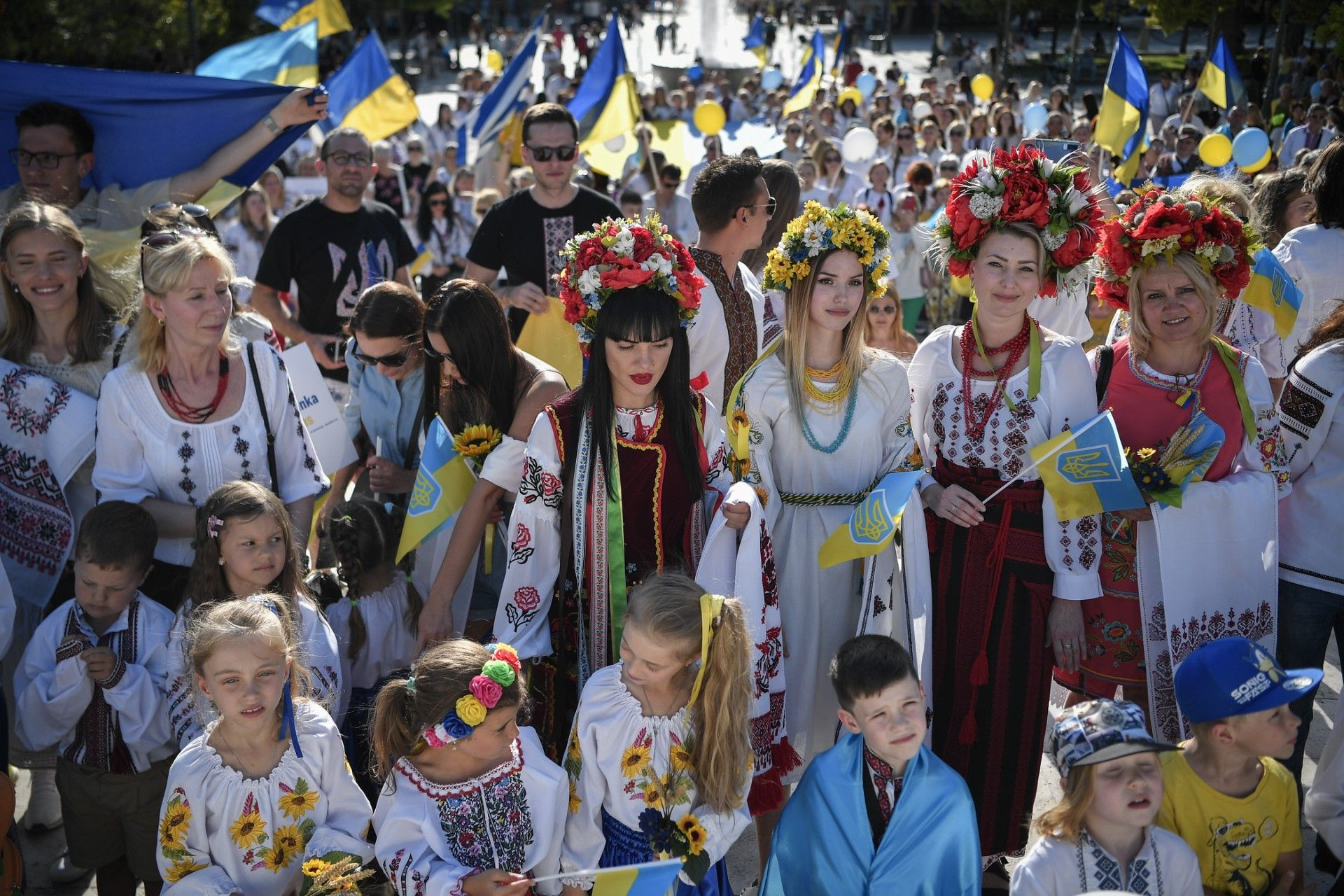 اللاجئون الأوكرانيون يتظاهرون في أثينا بالقمصان التقليدية رمز الهوية الوطنية (صور)