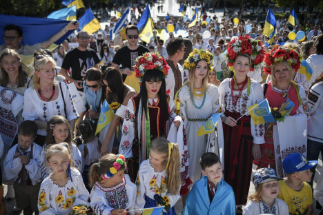 اللاجئون الأوكرانيون يتظاهرون في أثينا بالقمصان التقليدية رمز الهوية الوطنية (صور)