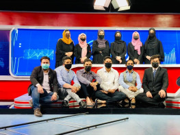 صحفيو أفغانستان يرتدون أقنعة الوجه تضامناً مع المذيعات ضد قرارات طالبان