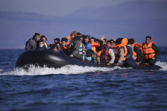اليونان تمنع 600 مهاجر حاولوا التسلل لأراضيها عبر بحر إيجة
