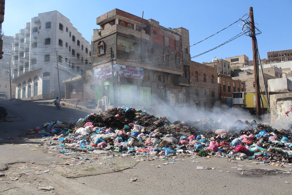 جسور بوست &raquo; تراكم النفايات.. اليمن يتنفس روائح كريهة