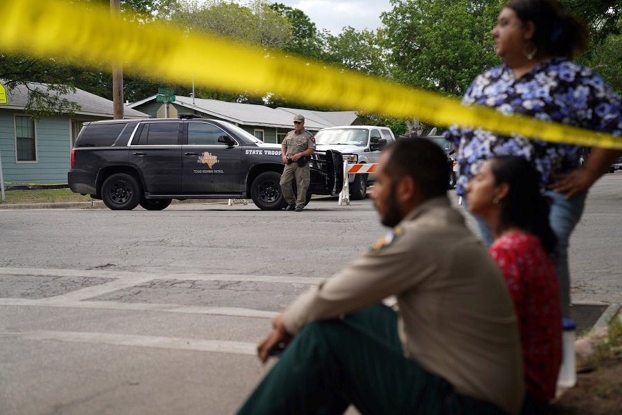 مقتل 21 شخصا في حادث إطلاق نار بمدرسة بتكساس بينهم 19 طفلا (صور)