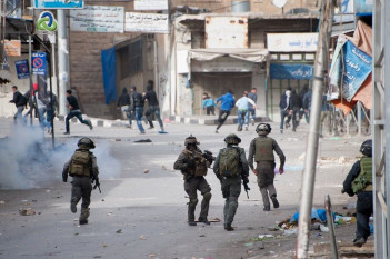 إصابة 42 فلسطينياً في مواجهات عنيفة مع الجيش الإسرائيلي بنابلس
