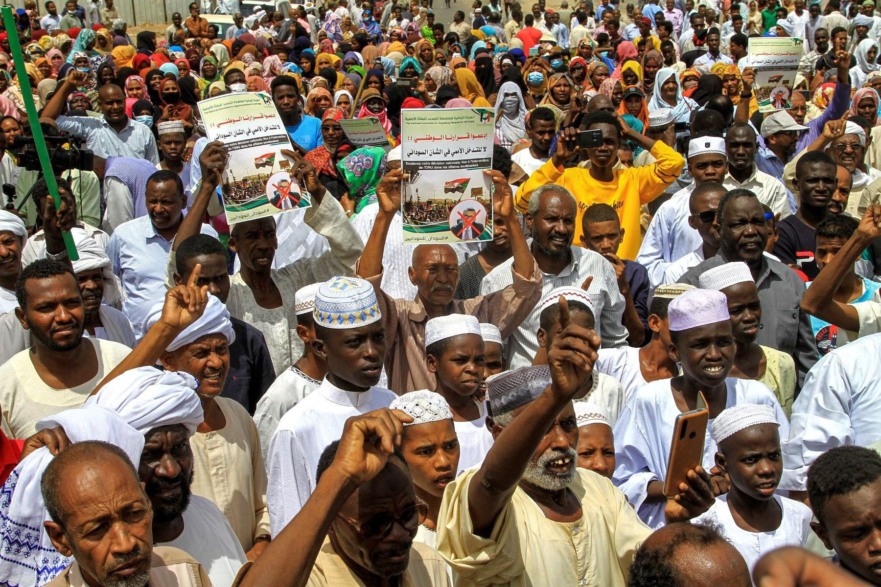 مئات السودانيين يتظاهرون للمطالبة بطرد ممثل الأمم المتحدة