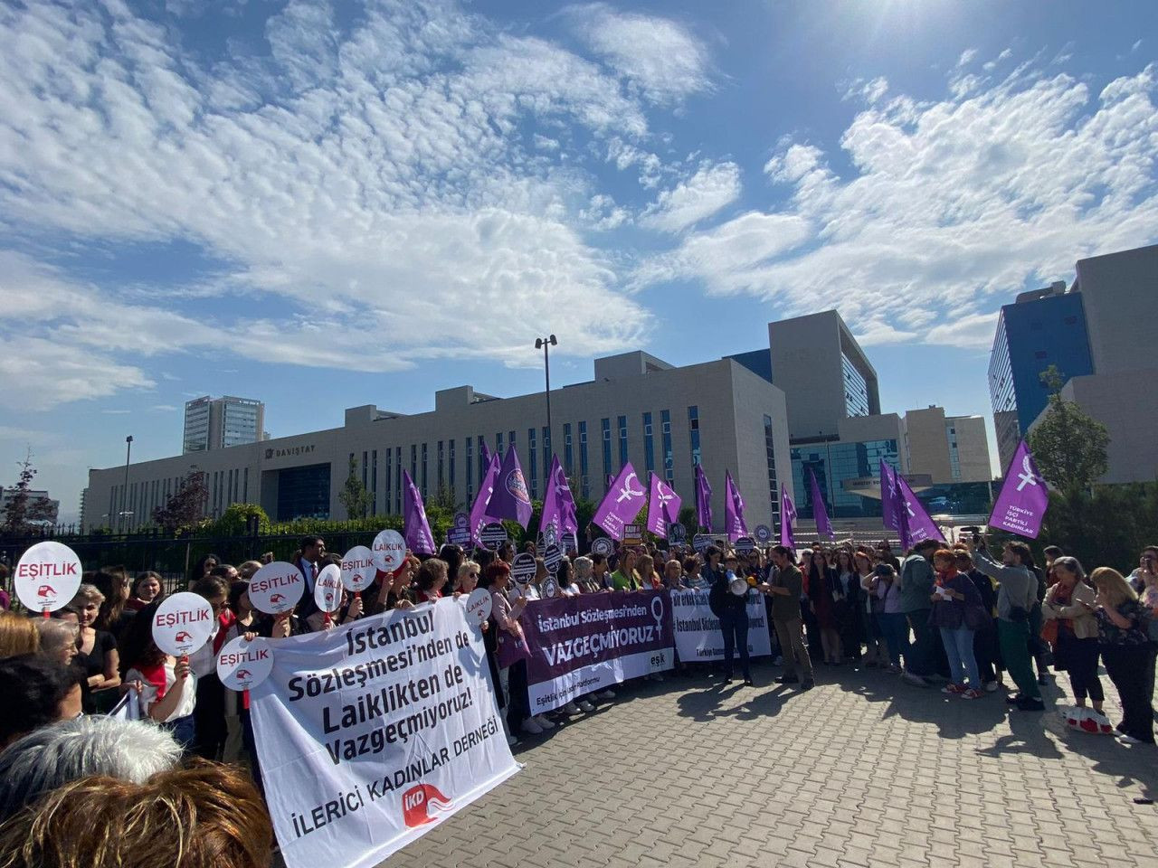 استغاثات نسوية.. نساء تركيا يواجهن خطر الموت بسبب قرارات حكومية