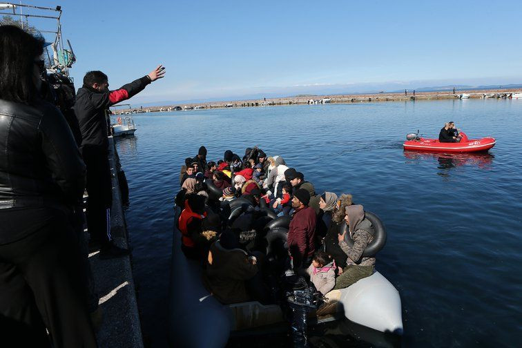 اليونان تمنع 1130 لاجئاً قادماً من تركيا من النزول على جزرها