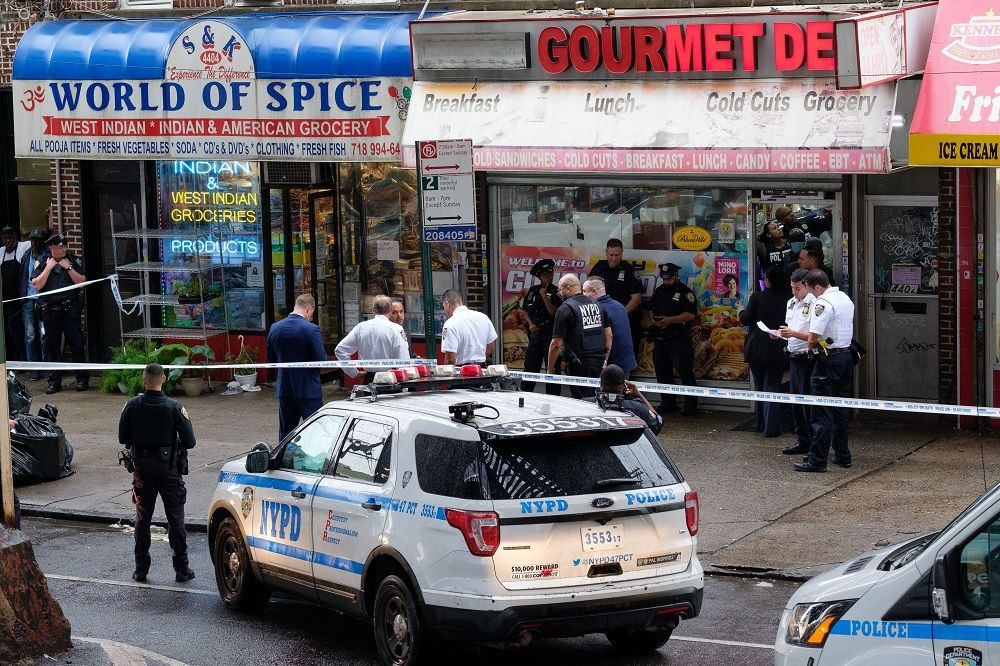 مقتل امرأة برصاصة في الرأس أثناء دفع عربة طفلها بنيويورك