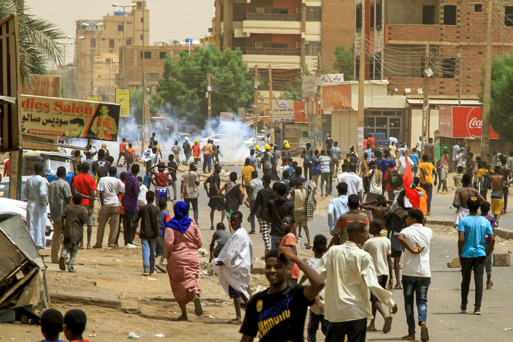 آلاف السودانيين يتظاهرون للمطالبة بعودة الحكم المدني