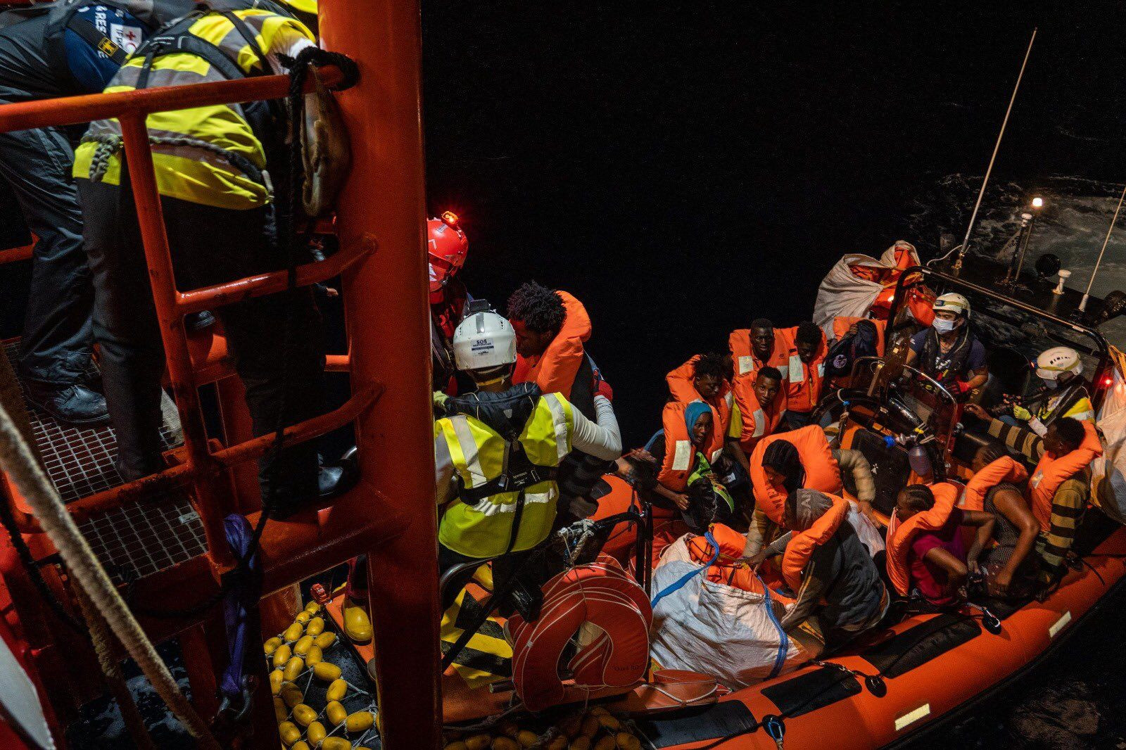 "أوشن فايكنغ" تنقذ 288 مهاجراً في البحر المتوسط