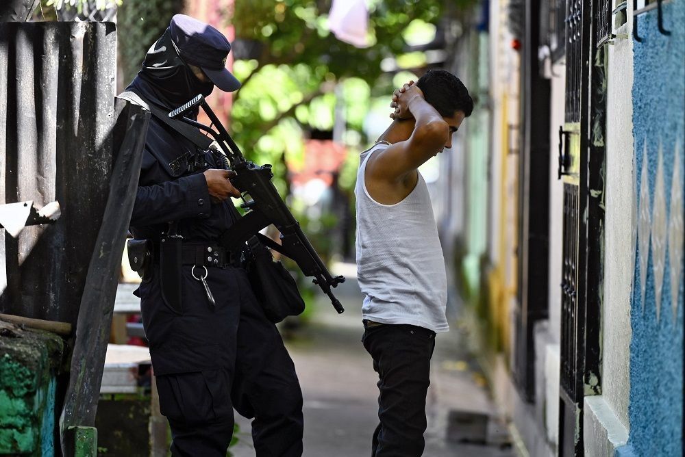 السلفادور.. توقيف 50 ألف شخص في إطار حملة على العصابات الإجرامية